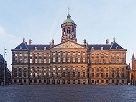 Foto van het Koninklijk Paleis Amsterdam. De foto is genomen vanaf de Dam.