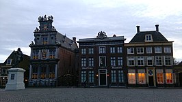 Foto van de Roode Steen in Hoorn met een standbeeld van Jan Pieterszoon Coen en de gebouwen van het Westfries Museum. Rechts staat het pand van de Rozenkruisers.