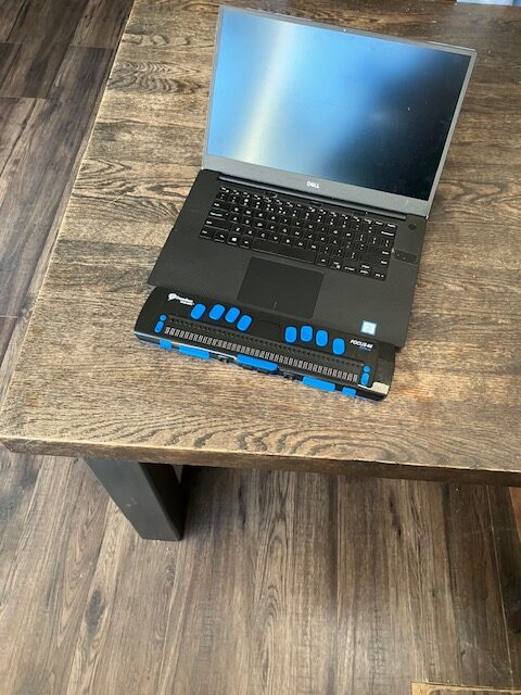 Foto van een laptop met daarvoor een 40-cellige Focus brailleleesregel.