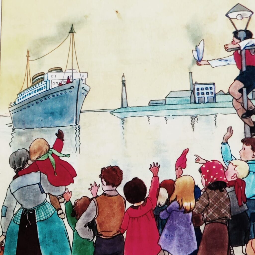 Illustratie in aquarelstijl van een Sinterklaasintocht in een haven. Op de kade staat een groep mensen, waaronder kinderen en volwassenen, te zwaaien naar de stoomboot. Aan de rechterkant zit een jongen op een lantaarnpaal, die enthousiast zwaait met een krant of doek. Het schip heeft blauwe tinten en heeft kenmerken van een klassiek cruiseschip uit het begin van de 20e-eeuw, met schoorstenen en verschillende dekken met patrijspoorten. De kledingstijl van de mensen op de kade lijkt ook historisch, mogelijk uit de vroege 20e eeuw. Hun kleren zijn getekend in verschillende kleuren - rood, paars, blauw, bruin en groen. Op de achtergrond is een vuurtoren te zien en enkele havengebouwen. De lucht heeft een lichte, geelachtige tint die de scène een warme gloed geeft.